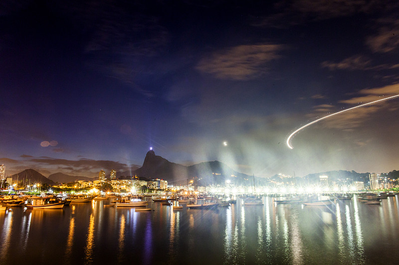 夜晚灯光下的里约热内卢的天际线。图片下载
