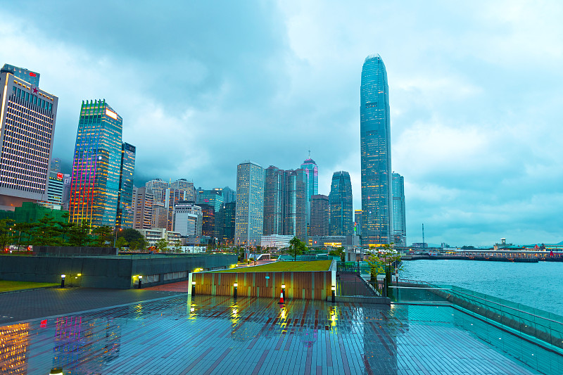 晚上下雨的香港岛，中国，亚洲图片下载