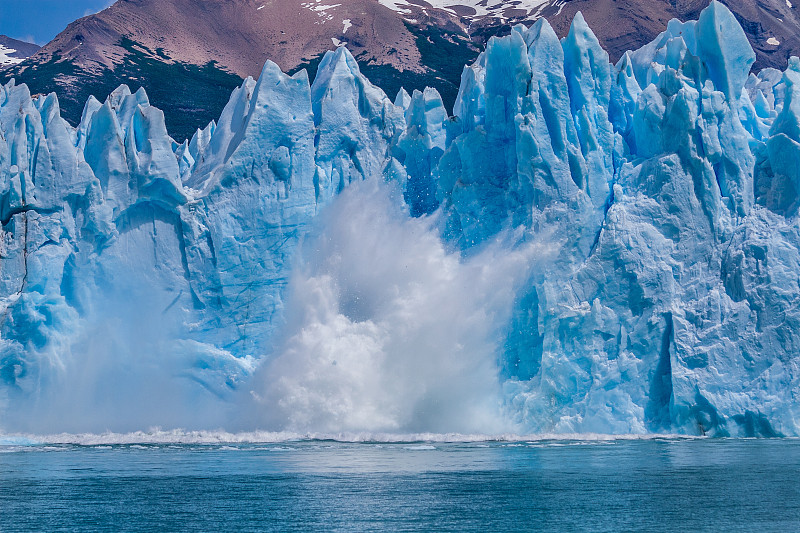一座正在崩解的冰山落下——莫雷诺冰川图片下载