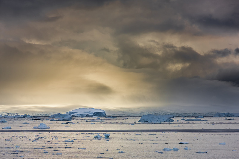 南极洲尼科港的冰山和云图片下载