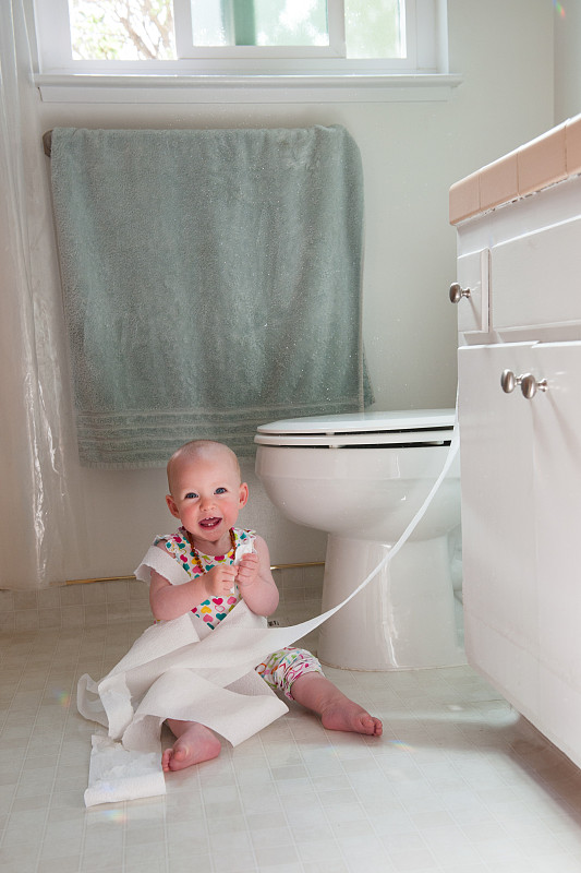 小女婴在玩厕纸图片下载