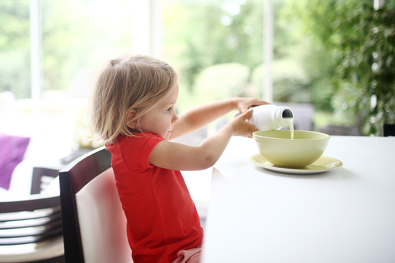 一个3岁的小女孩在吃早餐图片下载