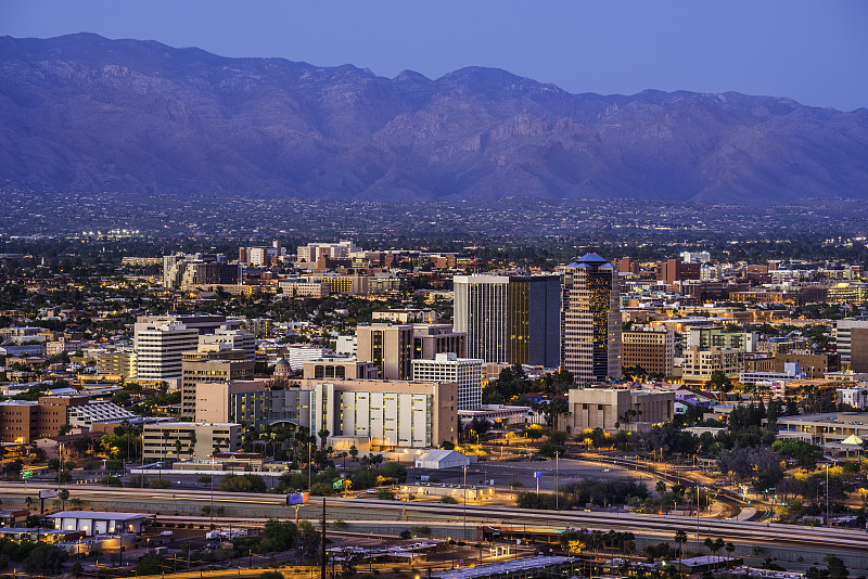亚利桑那州图森市的天际线城市景观和圣卡塔琳娜山在黄昏图片下载