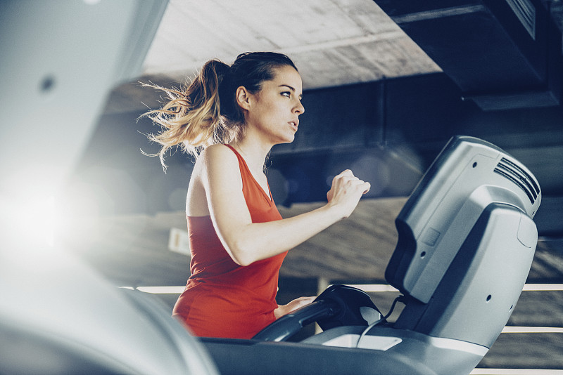 在跑步机上跑步的健康女人图片下载