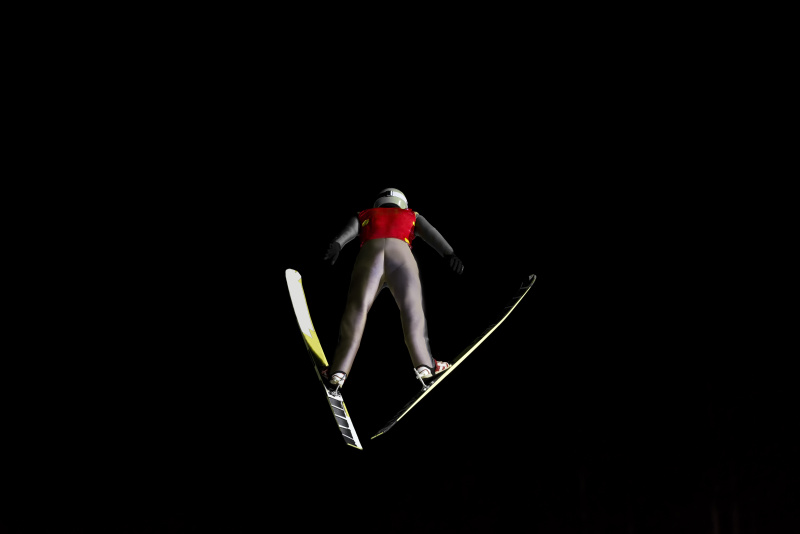 空中跳台滑雪的夜景图片下载