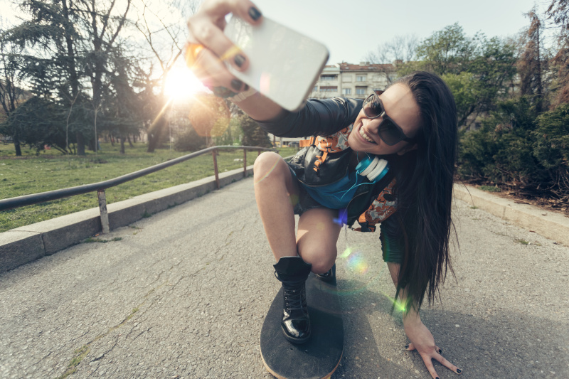 一个少女在滑板前自拍图片素材