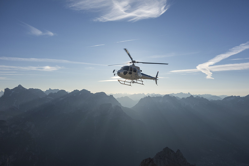 直升机在日出时的风景飞行，阿勒盖，白云石，意大利图片下载