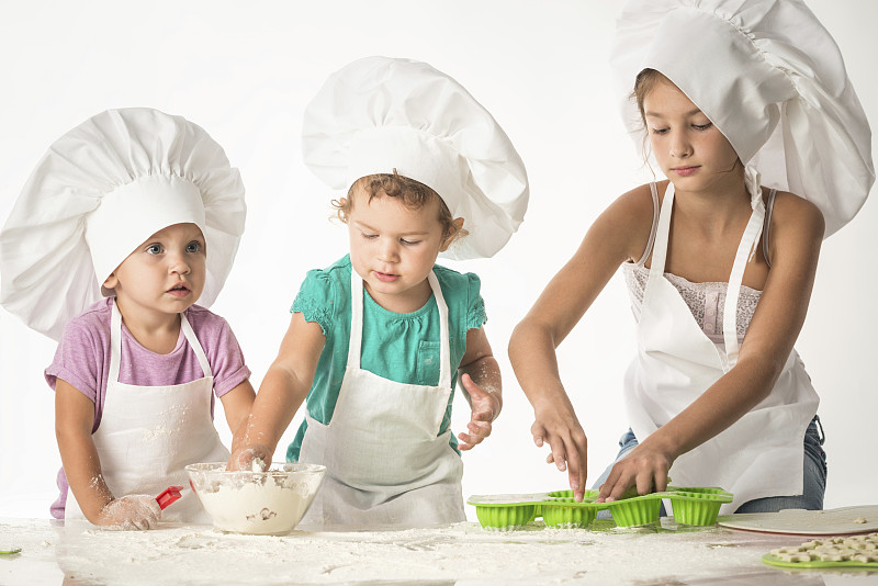 孩子们的乐趣-烹饪馅饼图片下载
