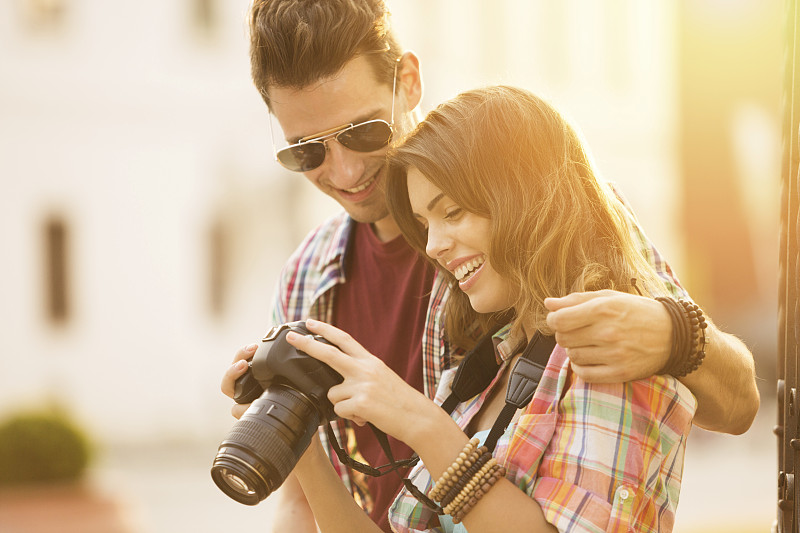 幸福的年轻夫妇拿着相机图片下载