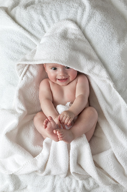 躺在毯子上的微笑婴儿图片下载