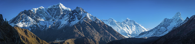 珠穆朗玛峰的山峰，尼泊尔喜马拉雅山夏尔巴人村庄的全景图片下载