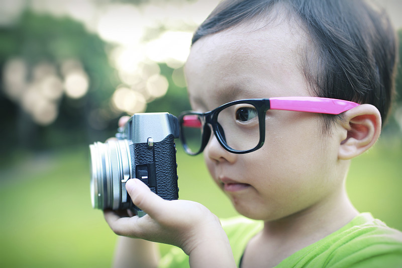 可爱的孩子扮演摄影师图片素材