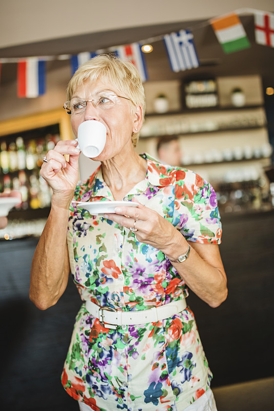 老女人在咖啡厅喝咖啡图片下载