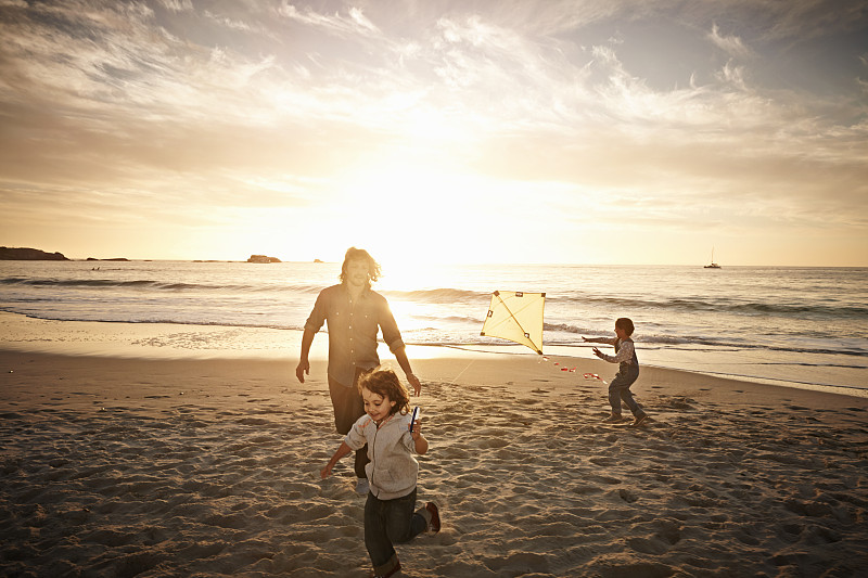 一家人在海滩上玩风筝图片下载