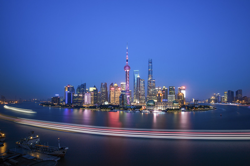 晚上的上海天际线和陆家嘴图片素材