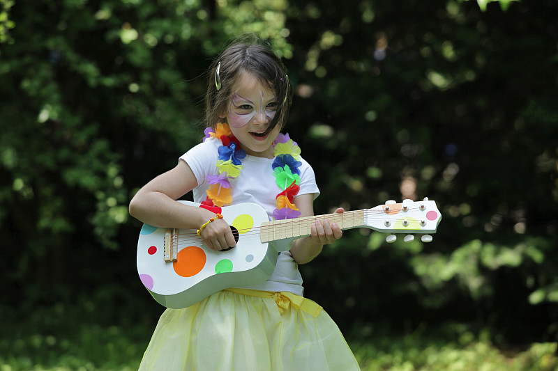 小女孩边唱边笑边弹吉他图片下载
