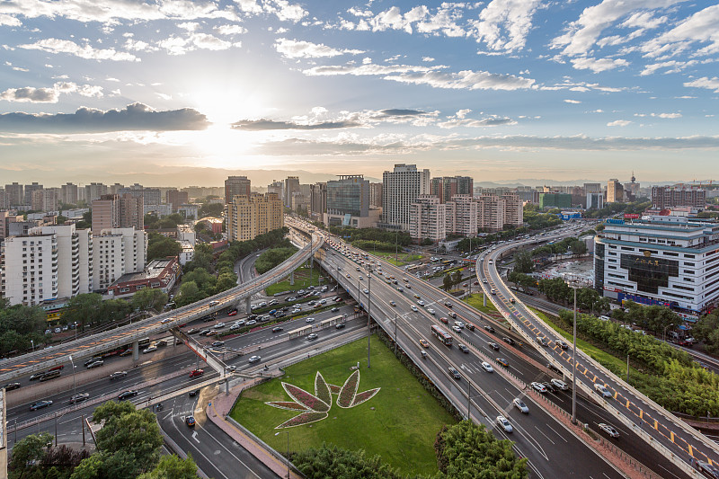日出时北京高速公路鸟瞰图图片下载