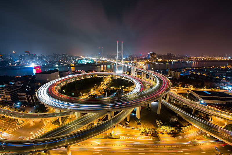 上海繁忙天桥夜间鸟瞰图图片下载