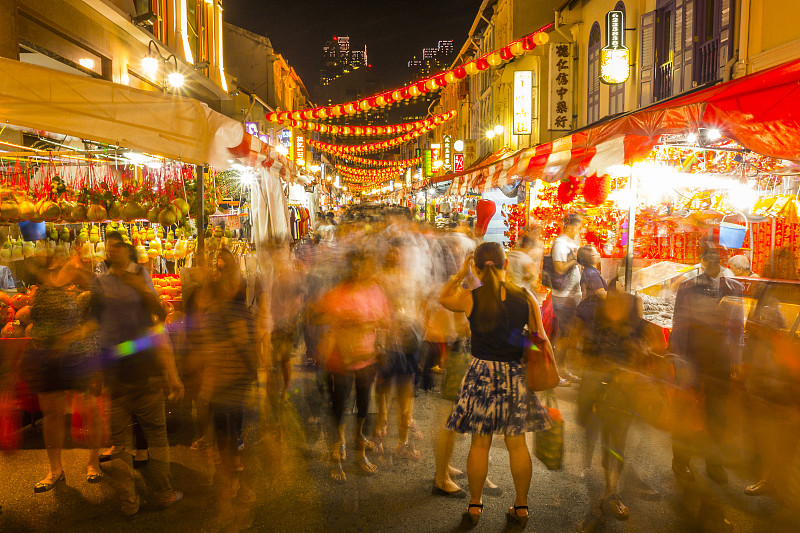 新加坡唐人街晚上的购物街图片下载