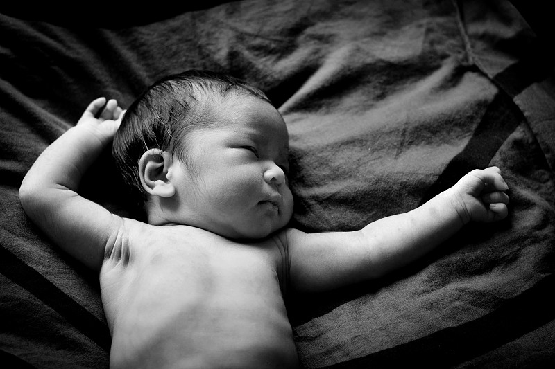安静睡觉的新生儿的特写图片下载