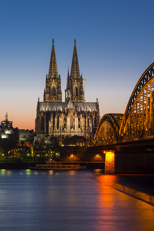 德国，科隆，发光的科隆大教堂和霍亨索伦大桥图片下载