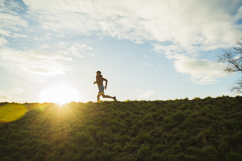德国，曼海姆，日出时慢跑的年轻人图片下载