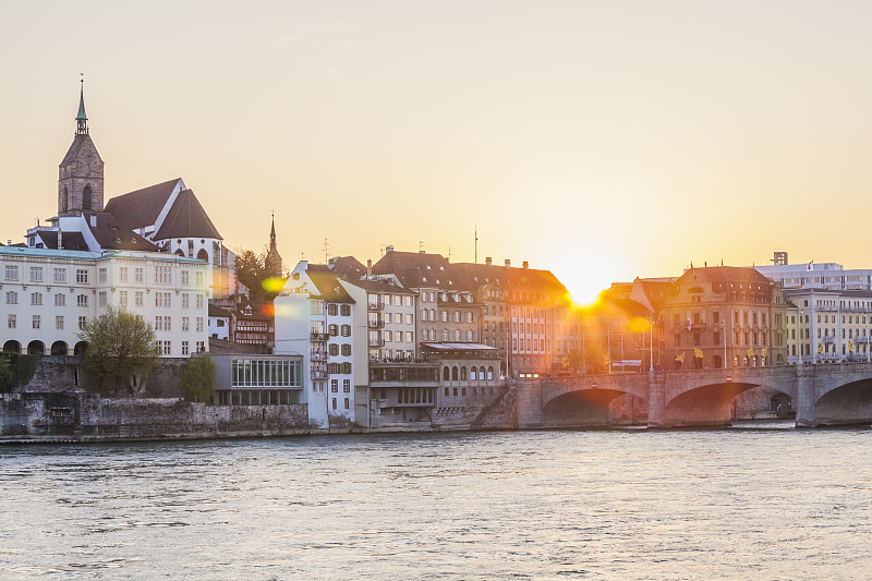瑞士，巴塞尔，城市景观和莱茵河的黄昏图片下载