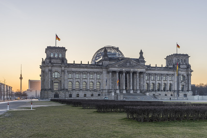 德国，柏林，柏林-蒂尔加滕，国会大厦和柏林电视塔的早晨图片下载