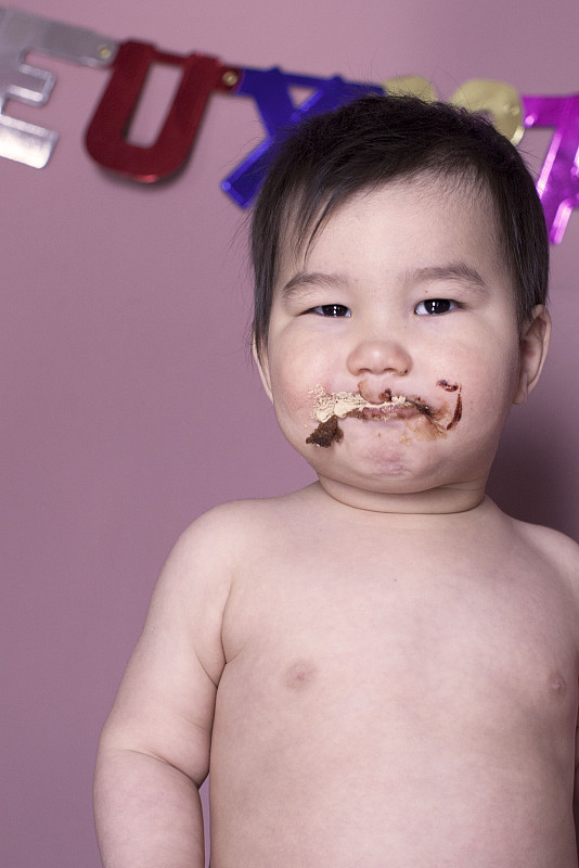 宝宝吃完蛋糕后脸很脏图片下载