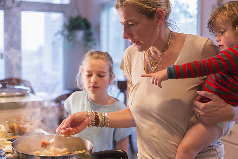 白人母亲和孩子在厨房做饭图片下载