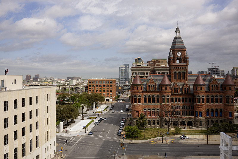 美国德克萨斯州达拉斯市中心红色法院的鸟瞰图图片下载
