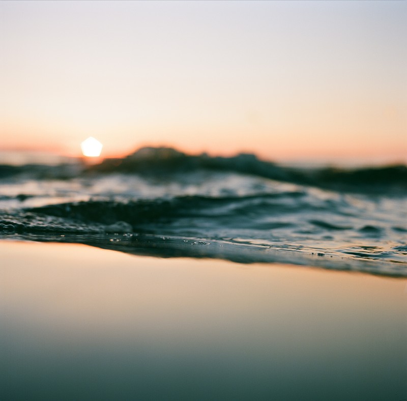 海浪撞击在太平洋日落图片下载
