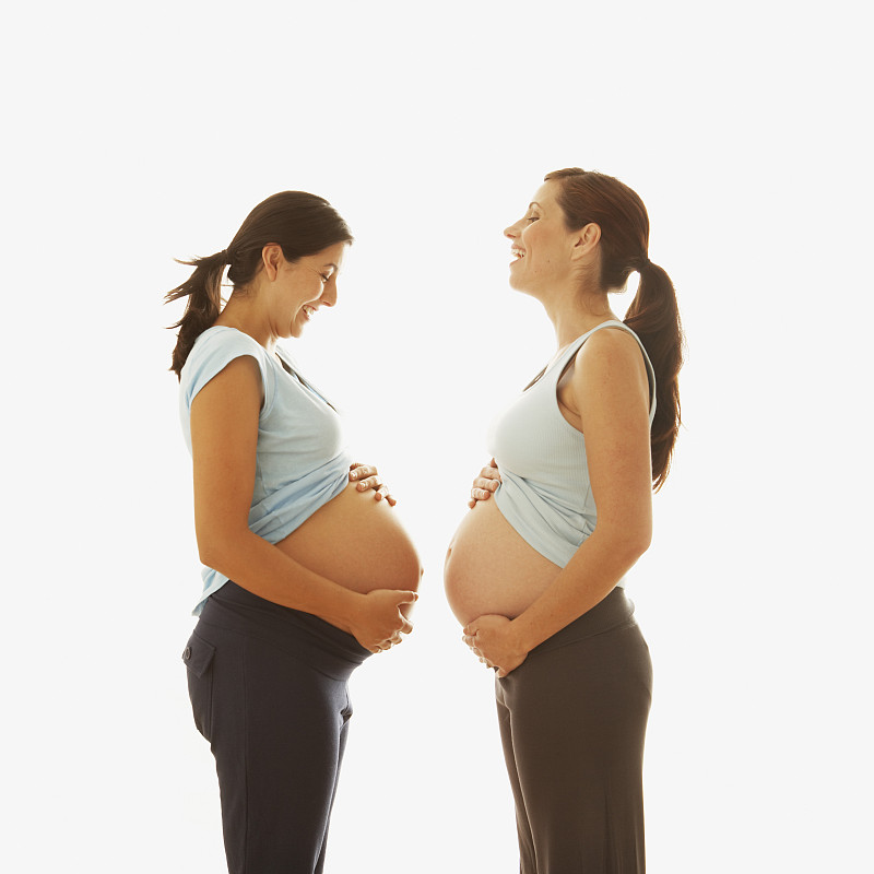 孕妇抱着她们的肚子图片下载