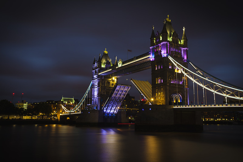 英国，伦敦，夜晚灯火通明的塔桥图片下载