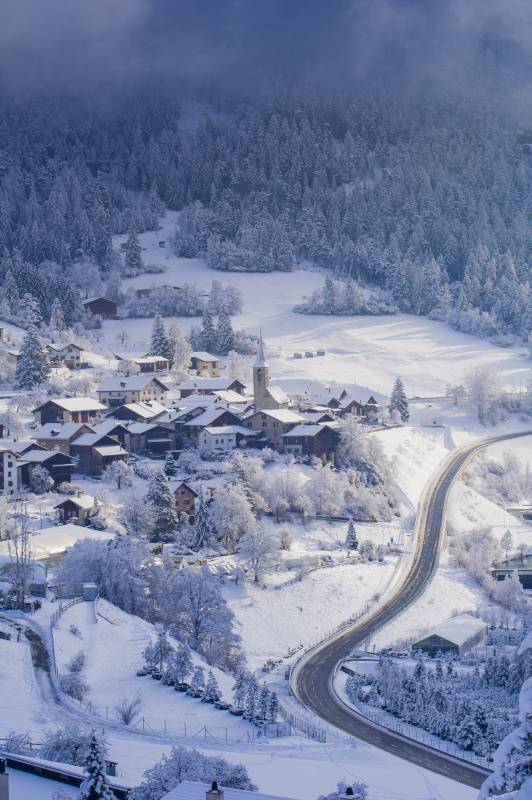 冬天下雪的小镇菲利苏尔。瑞士、欧洲图片下载