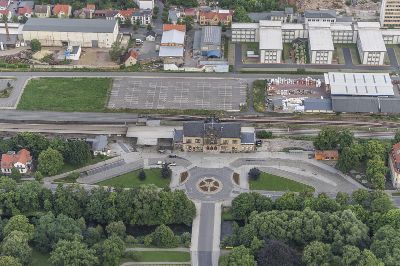 德国，奎德林堡，车站建筑傍晚鸟瞰图图片下载