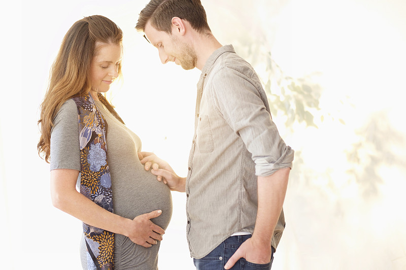 一个和男朋友牵着手的孕妇图片素材