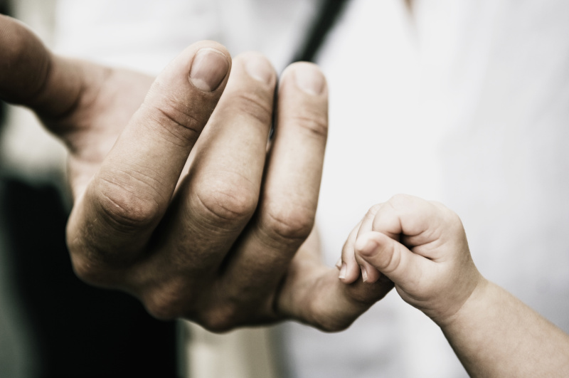 婴儿握着父亲的手指图片下载