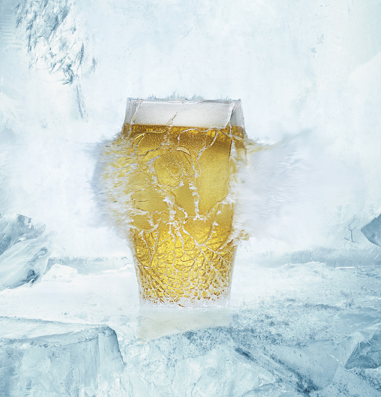 一品脱啤酒玻璃杯在冰上爆炸图片下载