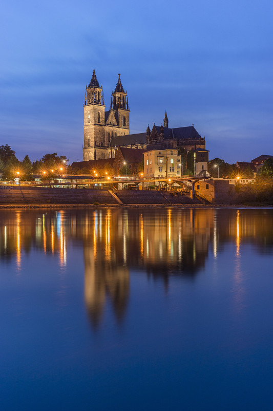 德国马格德堡，晚上的马格德堡大教堂图片素材