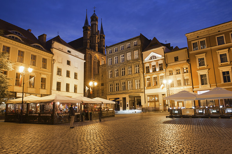 波兰，托伦，黄昏时分的老城市场图片下载