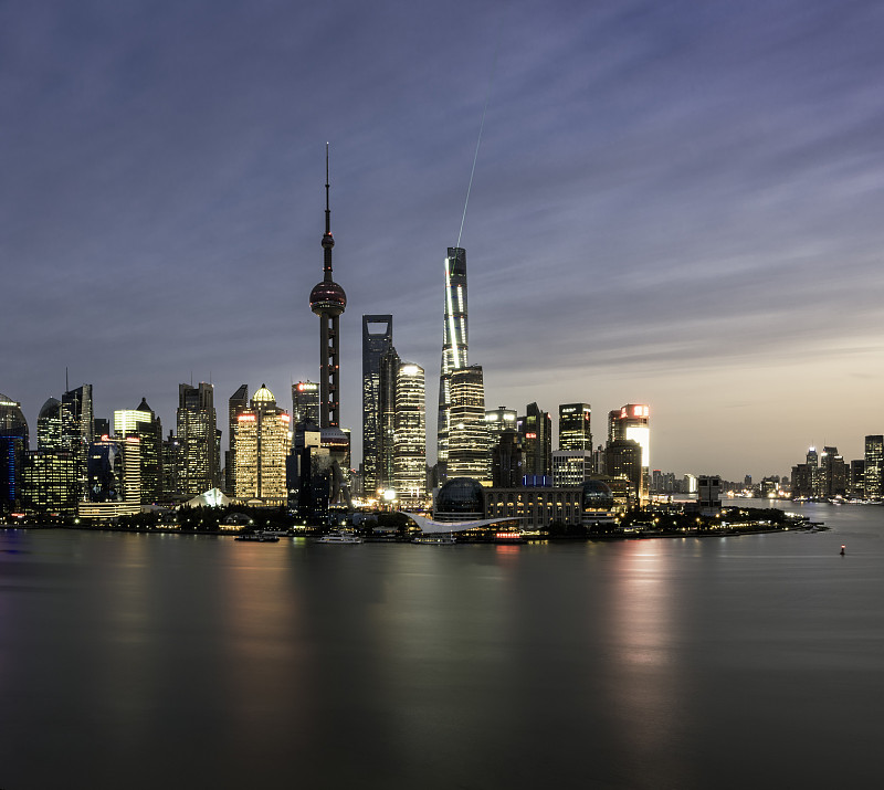 黄昏时分的上海天际线和大厦图片下载