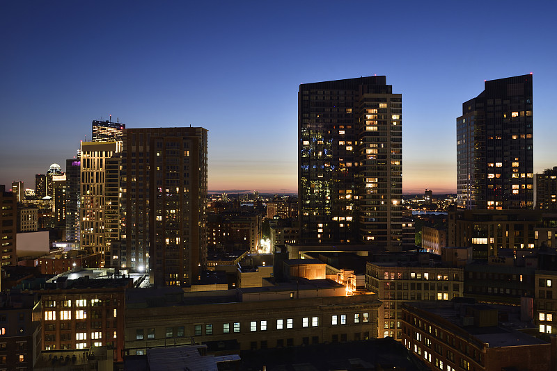 美国，马萨诸塞州，波士顿，城市景观上的黄昏灯光图片素材