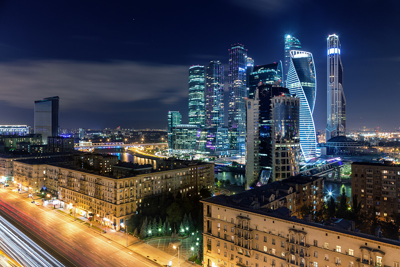 莫斯科的现代商业中心和老住宅区图片下载