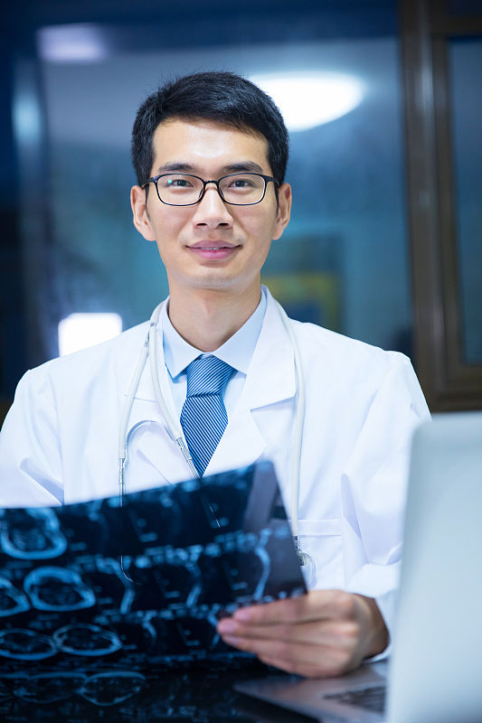 亚洲医生与病人的x光照片摄影图片下载