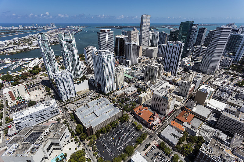 迈阿密市中心向东的航拍图图片下载