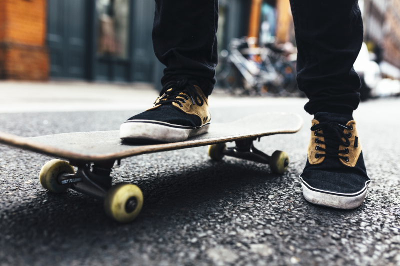 年轻的滑板手在街上，局部的视野图片下载