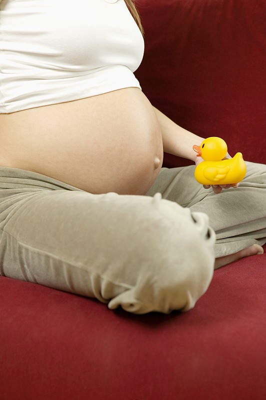 孕妇抱着橡皮鸭图片下载