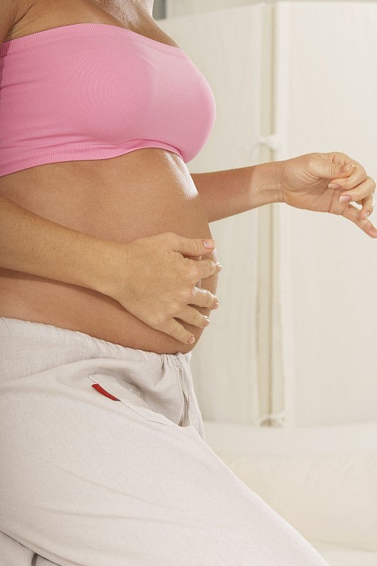 孕妇触摸腹部的中段视图图片素材