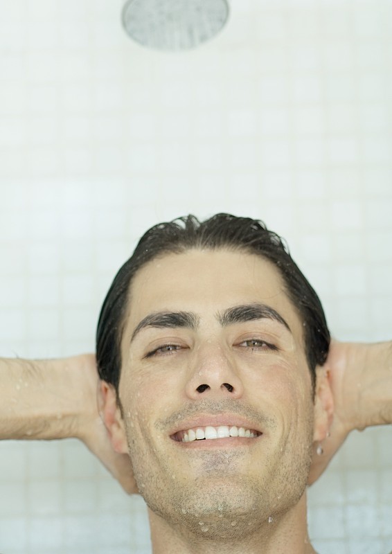 淋浴时手放在脑后微笑的男子图片下载